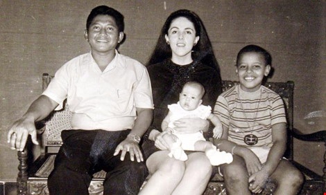 Cậu bé Obama (phải) cùng bố dượng Lolo Soetoro, em gái Maya Soetoro, mẹ Ann Dunham. Ảnh: REUTERS
