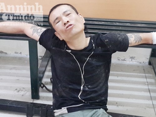 "Ngáo đá", người đàn ông cầm tuýp nước nhựa dọa "bắn" Công an - 1 Bị khống chế đưa về cơ quan Công an, Nguyễn Tuấn Anh vẫn liên tục nói lảm nhảm