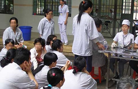 Bỏ chồng theo… rượu - 1 Nữ bệnh nhân tâm thần chờ được kiểm tra sức khỏe hằng ngày. Ảnh: TRẦN NGỌC