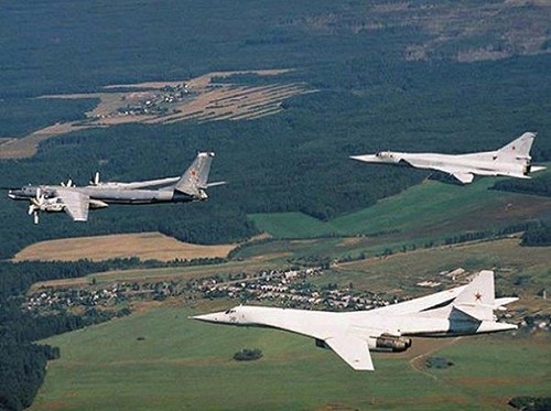 Vì sao Mỹ nể phục máy bay ném bom Tu-160 và Tu-95MS Nga? - 1 Bộ 3 máy bay ném bom chiến lược Tu-160 Blackjack, Tu-95MS Bear-H và Tu-22 Backfire-C