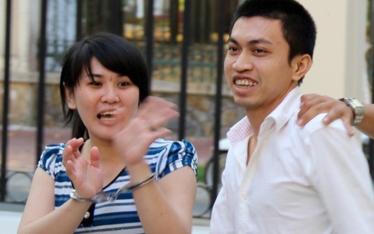 Chết cười với “siêu trộm” - 1 Vợ chồng “siêu trộm” Quách Văn Chiến vui mừng gặp lại nhau tại phiên tòa phúc thẩm Ảnh: THANH SANG