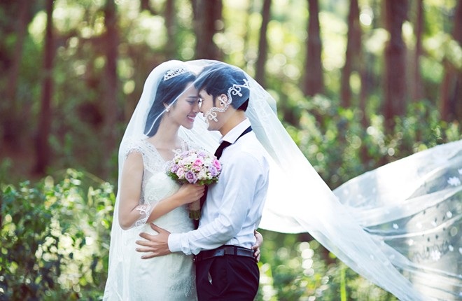 “Ăn cơm trước kẻng" có đánh mất danh dự…? - 1
Ngày nay, nhiều đám cưới diễn ra khi cô dâu đang có bầu, hoặc đã có con. Song nếu thương yêu nhau thực sự thì việc tổ chức đám cưới vào lúc nào không còn quá quan trọng mà hơn hết, cả hai cùng hạnh phúc và vun đắp gia đình. Ảnh minh họa.