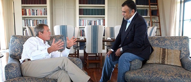 Hoàng tử Arab Saudi Bandar bin Sultan  và cựu Tổng thống Mỹ George W.Bush nói chuyện với nhau tại trang trại của ông Bush ở Texas năm 2012. ảnh: CNN