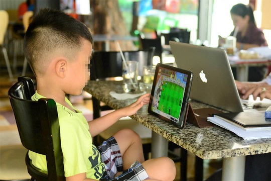 Trẻ “rối” vì thiết bị công nghệ - 1 Những chương trình sử dụng tiếng nước ngoài có thể khiến trẻ “loạn” về ngôn ngữ nếu tiếp xúc quá sớm và quá nhiều. Ảnh: HOÀNG TRIỀU