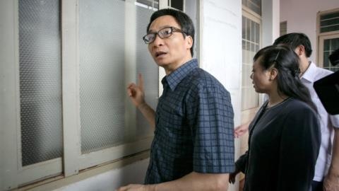 Phó thủ tướng Vũ Đức Đam kiểm tra các phòng ban của trạm y tế xã Cư Êbur và nhận thấy các thiết bị bên trong đều bám bụi