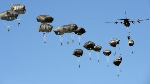 Vì sao Ba Lan tin NATO bảo vệ được mình? - 1 Lính Mỹ nhảy dù ở Ba Lan trong cuộc tập trận Anaconda - 2016.