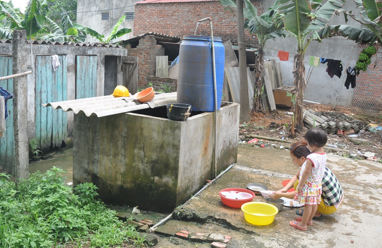 Một nữ công nhân KCN Bảo Minh (Nam Định) phải xa chồng, nuôi con một mình với rất nhiều nỗi khó khăn, vất vả trong cuộc sống. Ảnh: Quế Chi