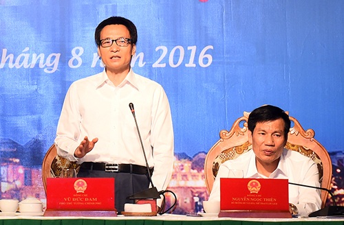 Phát triển du lịch: "Không cần com lê, cà vạt, xắn tay ngay vào làm" - 1 Phó Thủ tướng Vũ Đức Đam nhấn mạnh đến công tác đào tạo nhân lực du lịch, đặc biệt là nhân lực chất lượng cao ở vị trí quản lý trong ngành và công tác cải cách thủ tục hành chính. Ảnh: VGP/Quang Hiếu