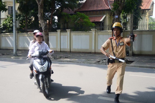 Chưa đồng thuận về mức phạt đèn vàng - 1 Nhiều người đi đường vượt đèn vàng bị CSGT thổi phạt tại ngã tư Trần Phú - Điện Biên Phủ (quận Ba Đình, TP Hà Nội) Ảnh: Nguyễn Hưởng