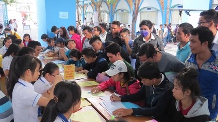 Nộp hồ sơ xét tuyển ĐH đợt 1: Nhiều sai sót ngô nghê - 1 Thí sinh nộp hồ sơ xét tuyển tại trường Đại học Công nghiệp Thực phẩm TPHCM.