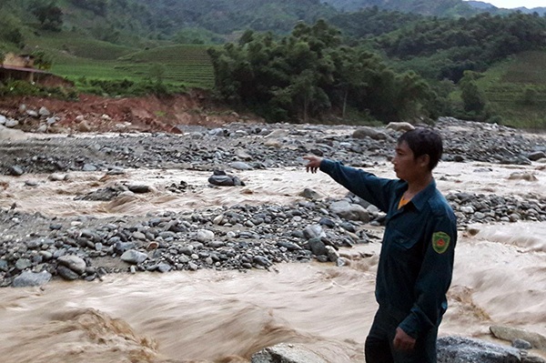 Lào Cai: Tìm thấy thi thể nạn nhân đầu tiên bị bão lũ cuốn trôi - 1 Lào Cai: Tìm thấy thi thể nạn nhân đầu tiên bị bão lũ cuốn trôi - 1