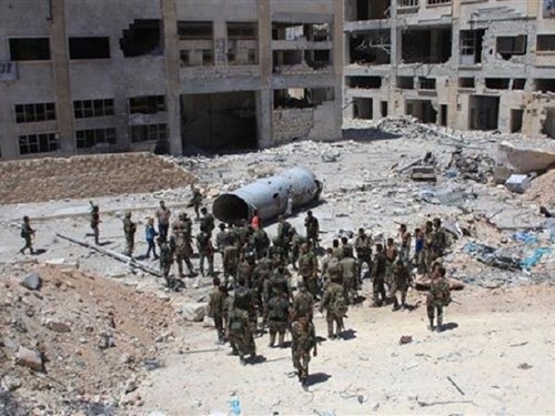 Syria chiếm lại khu vực quan trọng ở phía tây nam Aleppo từ tay IS - 1 Binh sĩ quân đội Syria tuần tra các khu vực xung quanh lối vào khu phố Bani Zeid ở Aleppo hôm 28-7-2016