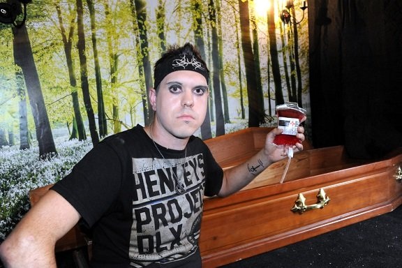 Anh: Uống máu, ngủ trong quan tài như ma cà rồng - 1
Thanh niên ma ca rồng uống máu động vật tại Anh