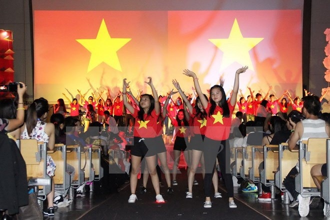Festival sinh viên Việt Nam tại châu Âu lần hai diễn ra ở Pháp - 1 Màn biểu diễn ấn tượng khai mạc Đêm Gala Hội trại thanh niên, sinh viên Việt Nam tại châu Âu 2015. (Ảnh: Mạnh Hùng/TTXVN)