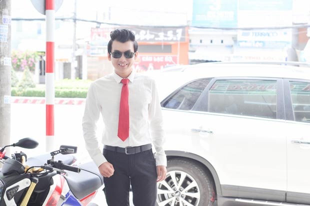 Á vương Thế giới Người Việt Ký Quốc Đạt luôn là tâm điểm thu hút của mọi người mỗi khi xuất hiện bởi phong cách thời trang thanh lịch, một hình ảnh vô cùng chỉn chu.