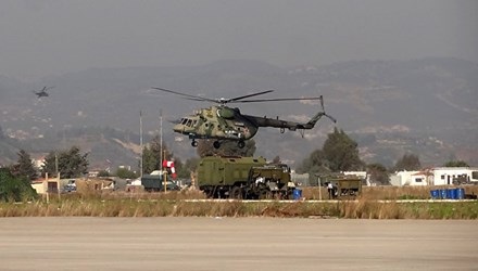 Hé lộ nước cờ mới của Nga ở Syria - 1 Không quân Nga hoạt động ở căn cứ không quân Hmeymim. Ảnh: AFP