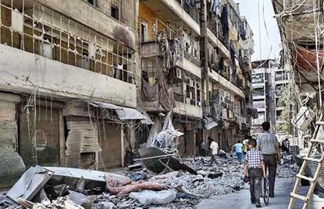 Vì sao trận Aleppo lại quan trọng? - 1 Bom đạn tàn phá TP Aleppo. Ảnh: AP