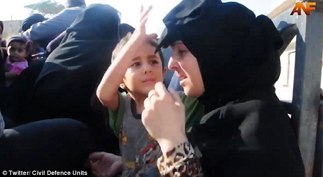 Đau lòng hình ảnh em bé Syria kéo khăn che mặt mẹ vì sợ IS - 1 Cậu bé kéo khăn trùm cho mẹ. (Nguồn: Twitter)