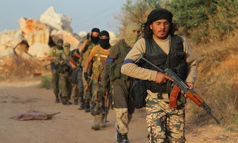 Có một con đường vũ khí từ Đông Âu sang Trung Đông? - 1 Chiến binh của nhóm Jabhat al-Nusra sử dụng vũ khí do Arab Saudi cung cấp tại Ariha, Syria. Ảnh: Reuters.