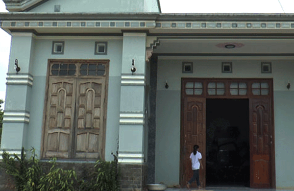 Căn nhà của đôi uyên ương tan đàn xẻ nghé ngay ngày hợp hôn