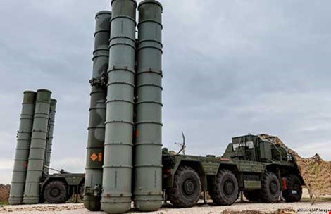 Thùng thuốc súng chiến tranh Nga - Ukraine sắp phát nổ? - 1 Nga triển khai hệ thống tên lửa S-400 đến bán đảo Crimea. Ảnh: AP.
