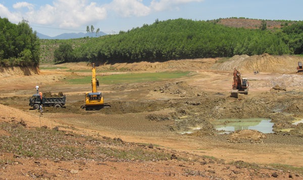 Dân tố cáo "nhà thầu Trung Quốc múc đất bẩn đổ đường cao tốc" bị dọa giết? - 1
Nhà thầu đang lấy đất ở hồ Hóc Dọc. Ảnh: Nam Cường