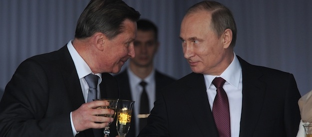 Suy đoán về lý do ông Putin sa thải cộng sự thân tín nhất ở Kremlin - 1 Ông Sergei Ivanov (trái) và Tổng thống Putin.