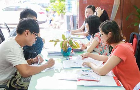 Thí sinh điểm cao vẫn rớt đại học đợt 1 - 1 TS nộp giấy chứng nhận kết quả thi THPT để xác nhận trúng tuyển tại Trường ĐH Khoa học tự nhiên TP.HCM sáng 15-8. (Ảnh: P.Điền)