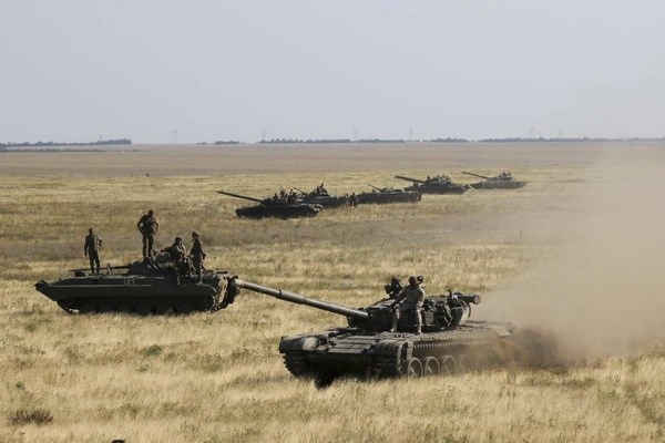 Lằn ranh đỏ cho mối quan hệ căng thẳng giữa Nga và Ukraine - 1 Xe tăng Ukraine di chuyển hướng tới biên giới với Crimea. (Nguồn: nymag.com)