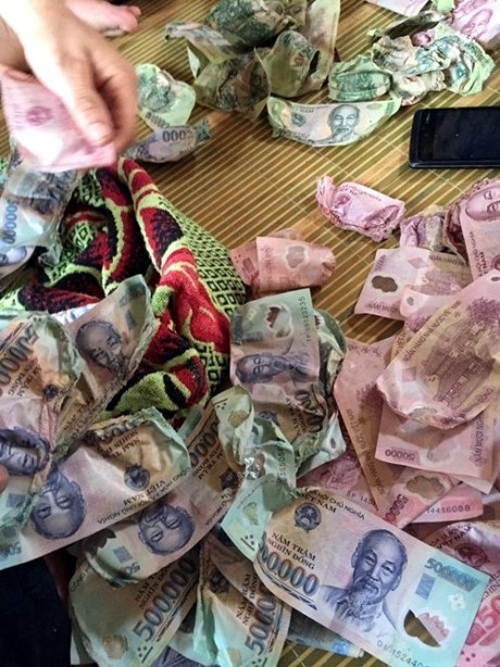 Hưng Yên: Đi toi 30 triệu đồng vì nhờ con gái sấy tiền cho khô - 1
30 triệu đồng đã bị hỏng vì sấy. (Ảnh: NVCC).
