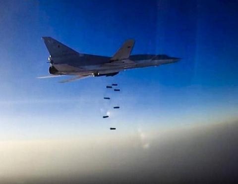 Máy bay Tu-22M3 dội bom xuống đầu IS.
