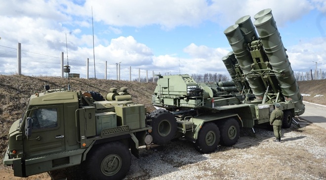 Thổ Nhĩ Kỳ lại "trêu ngươi" phương Tây khi nhăm nhe mua hệ thống S-400 của Nga - 1 Một bệ phóng S-400. Ảnh: Sputnik.