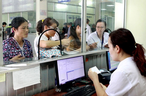 Quỹ BHYT bội chi gần 2.200 tỷ đồng: Bệnh viện “lạm dụng” triệt để bệnh nhân! - 1 Người bệnh làm thủ tục khám chữa bệnh BHYT tại Bệnh viện A Thái Nguyên. ảnh: T.L