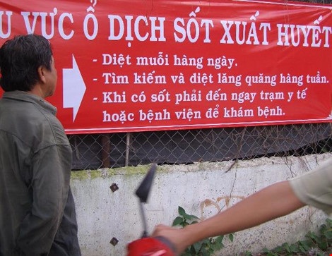 Trung tâm Y tế dự phòng huyện Hóc Môn (TP.HCM) dựng bảng cảnh báo tại khu vực xuất hiện ổ dịch SXH. Ảnh: TRẦN NGỌC