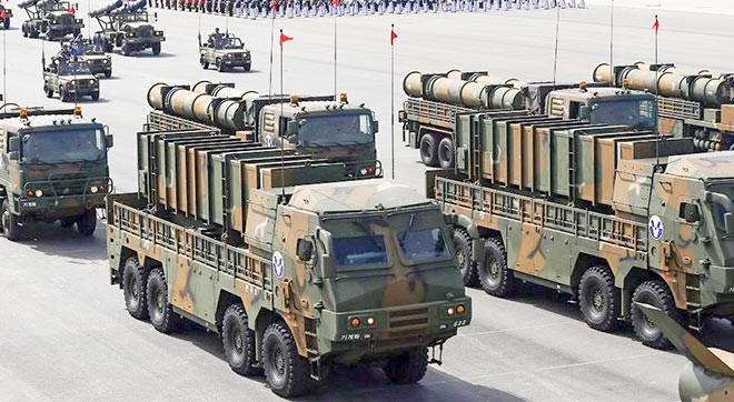 Mỹ và CHDCND Triều Tiên lại "khẩu chiến" - 1 Tên lửa thế hệ mới của Hàn Quốc Hyunmoo-3 và Hyumoo-2. Ảnh: Reuters