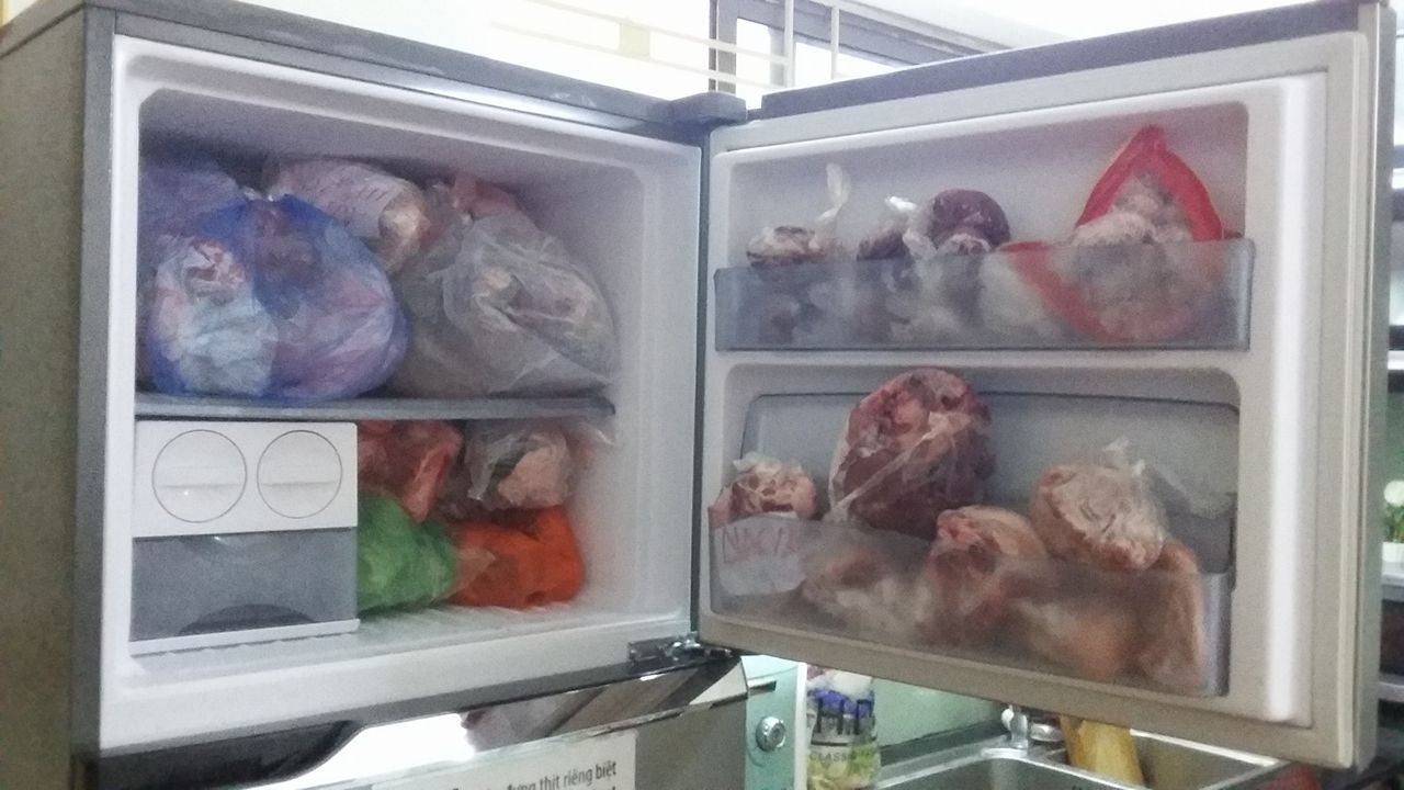 Dân Hà Nội hối hả chèn cửa, tích trữ đồ ăn chống bão - 1 Chị Hoàng Anh đã chuẩn bị đầy đủ thức ăn để sẵn sàng đón bão