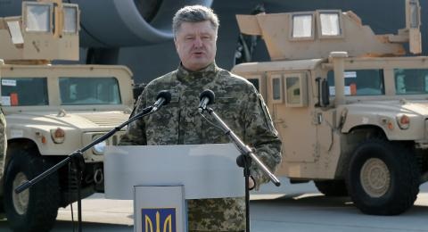 Ukraine dồn sức vào miền Đông, kêu gọi viện trợ - 1 Tổng thống Ukraine Petro Poroshenko có thể áp thiết quân luật. Ảnh: AP