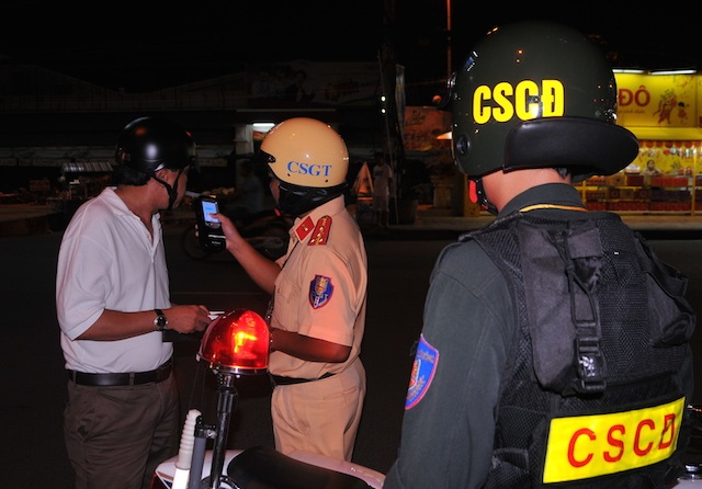 “Bợm nhậu” gọi điện cầu cứu khi bị đo nồng độ cồn - 1 Lực lượng CSGT phối hợp cùng CSCĐ làm nhiệm vụ trên đường Nguyễn Văn Khéo (Ninh Kiều, TP Cần Thơ).