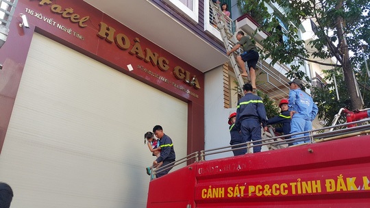 Mắc kẹt trong khách sạn, hàng chục du khách đu thang ra ngoài - 1 Lực lượng PCCC giải cứu những người mắc kẹt trong khách sạn