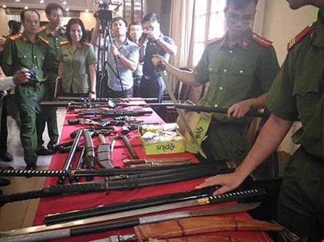 Có nên tăng quyền sử dụng súng cho CSGT? - 1 Công an TP Hà Nội triệt phá một ổ nhóm cho vay, đòi nợ thuê và thu giữ hàng chục khẩu súng cùng nhiều dao, kiếm. Ảnh: TUYẾN PHAN