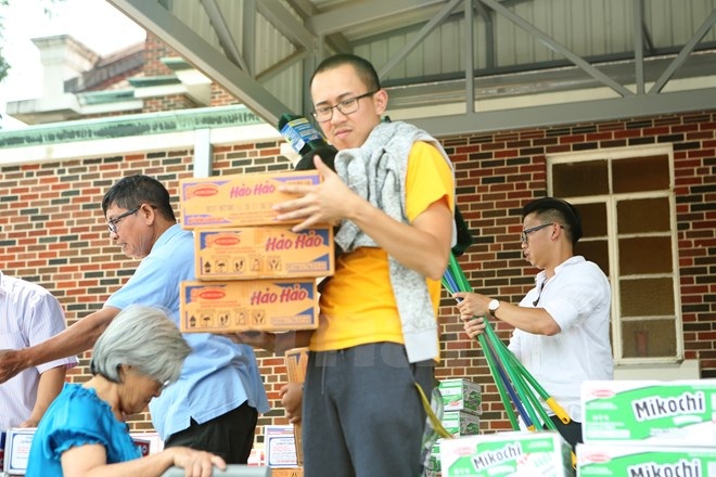 Hơn 50% người Mỹ gốc Việt ở Baton Rouge thiệt hại nặng sau trận lụt - 1 Bà con người gốc Việt nhận đồ cứu trợ. (Ảnh: Trần Long/Vietnam+)