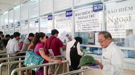 5 năm “bỏ quên” quyền lợi người mua BHYT - 1 Để được hưởng quyền lợi tham gia BHXH 5 năm liên tục, người có thẻ phải tới cơ quan bảo hiểm để yêu cầu. Ảnh: Như Ý.