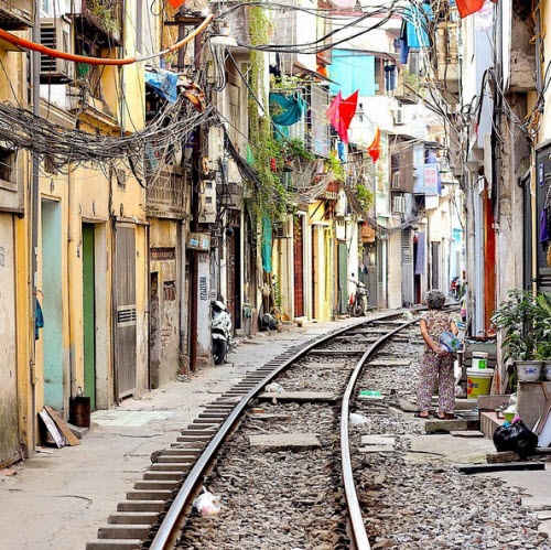 Phố đường ray Hà Nội hấp dẫn du khách nước ngoài - 1 Phố đường ray Hà Nội hấp dẫn du khách nước ngoài - 1