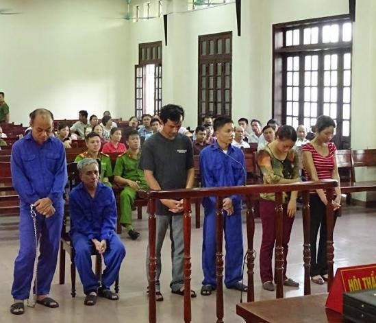 Xét xử vụ “ăn tiền tỉ” bảo hiểm y tế ở phòng khám đa khoa Nguyễn Bỉnh Khiêm - 1 Các bị cáo tại tòa.