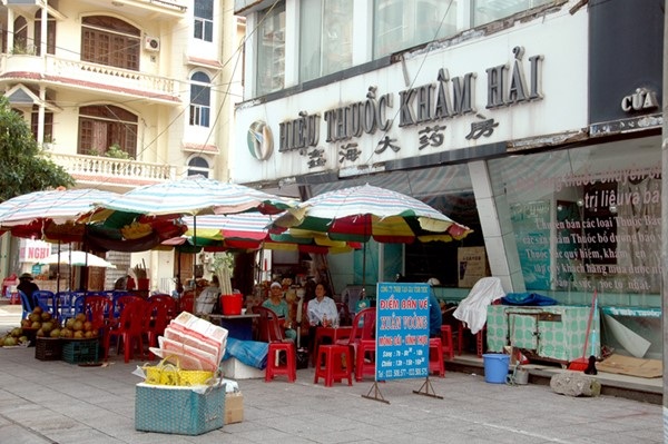 Đình chỉ 6 cơ sở hành nghề y của người Trung Quốc tại Móng Cái - 1 Hiệu thuốc Khâm Hải - một trong 6 cơ sở hành nghề y của người Trung Quốc bị đình chỉ hoạt động tại Móng Cái. Ảnh: Báo Quảng Ninh