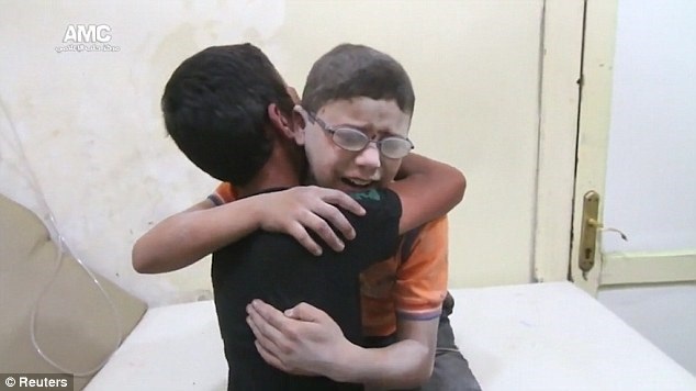 Nghẹn lòng cảnh 2 cậu bé Syria ôm nhau khóc khi biết anh trai qua đời - 1 Hai anh em ôm nhau khóc. (Nguồn: Reuters)