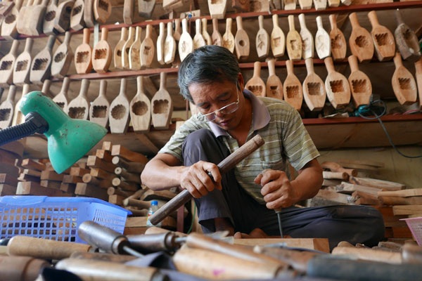Nghệ nhân hơn 30 năm gõ - nện ra những khuôn bánh trung thu tinh xảo - 1 Trước đây, tại làng Thượng Cung nhiều người làm khuôn bánh trung thu. Đến nay, cả làng chỉ còn 3 hộ bám trụ với nghề này.