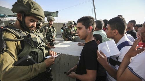 Mò kim đáy biển - 1 Lính Israel kiểm tra giấy căn cước của người Palestine tại TP Ramallah, Bờ Tây Dải Gaza (Ảnh minh họa: Times of Israel)