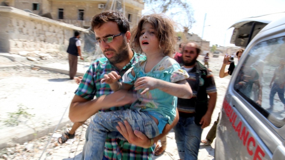 Những lý do đẩy cuộc chiến ở Syria vào thế bế tắc - 1 Người đàn ông bế một bé gái sống sót sau đợt không kích của quân đội Chính phủ Syria và quân đội Nga hôm 27/8 ở gần khu vực Aleppo. (Nguồn: Aljazeera)
