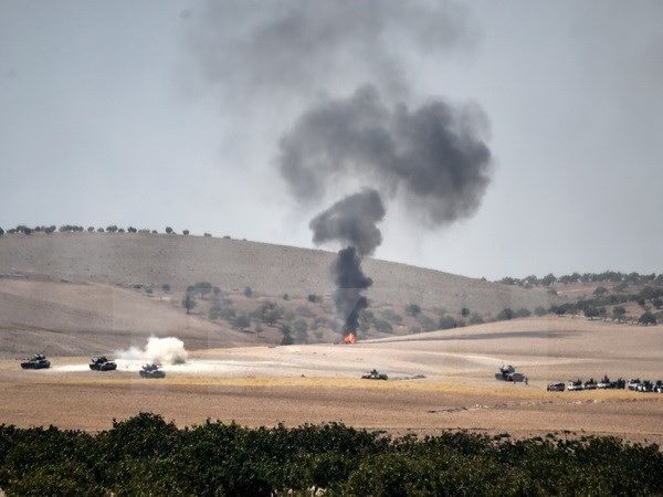 Thổ Nhĩ Kỳ tuyên bố không có ý định trở thành thế lực lâu dài ở Syria - 1 Khói bốc lên sau các vụ nã pháo của quân đội Thổ Nhĩ Kỳ từ khu vực Gaziantep, giáp giới Syria ngày 24/8. (Nguồn: AFP/TTXVN)